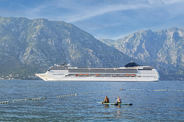 Paquebot de croisi&egrave;re dans les bouches de Kotor , Montenegro