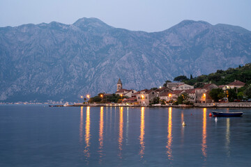 Village littoral à la tombée de la nuit  dans les bouches de Kotor , Montenegro