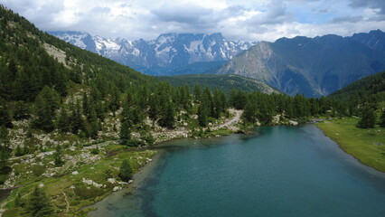 L'incantevole lago di Arpy in Valle d'Aosta, circondato dal verde e dalle montagne.