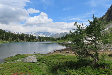 L'incantevole lago di Arpy in Valle d'Aosta, circondato dal verde e dalle montagne.