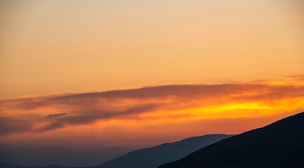 Obraz premium Beautiful sunset with clouds over the lake.