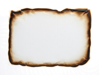 Hoja de papel blanco con los bordes quemados.Aislado sobre fondo transparente. PNG.