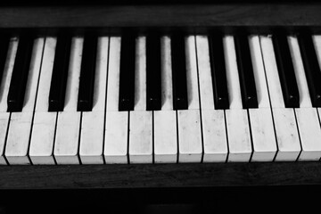 Fototapeta premium Detailed view of piano keys showcasing black and white keys with worn textures in a musical setting