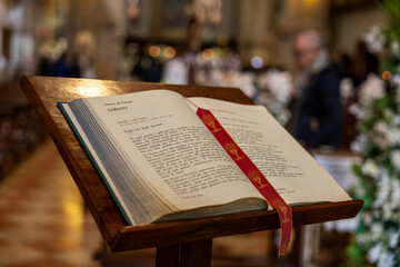 Święta księga w kościele, pismo święte. Biblia.  © FotoDax