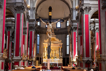 Wnętrze kościoła ze świecami, świecznik.  © FotoDax