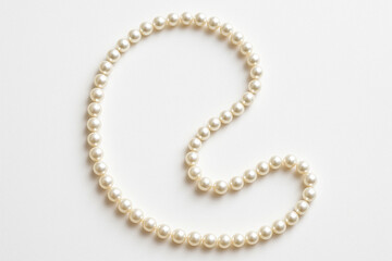 Obraz premium Creamy pearl necklace on white background cream pearls jewelry