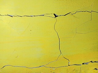 Cracked wall due to earthquake 
