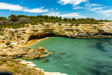 Ein kleiner Strandbesuch in der Bucht Marinha vor der wunderschönen Küsten an der Algarve - Portugal