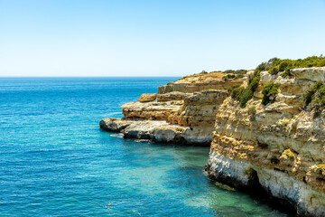 Naklejka premium Ein kleiner Strandbesuch in der Bucht Marinha vor der wunderschönen Küsten an der Algarve - Portugal