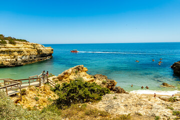 Ein kleiner Strandbesuch in der Bucht Marinha vor der wunderschönen Küsten an der Algarve -...