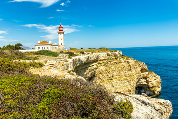Ein kleiner Strandbesuch in der Bucht Marinha vor der wunderschönen Küsten an der Algarve -...
