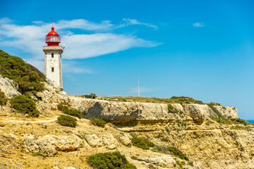 Ein kleiner Strandbesuch in der Bucht Marinha vor der wunderschönen Küsten an der Algarve -...