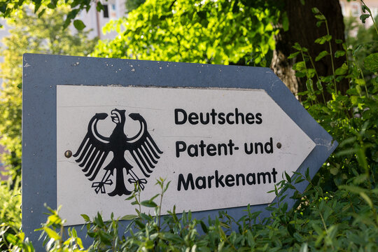Ein Hinweisschild mit dem Bundesadler weist auf das Deutsche Patent- und Markenamt hin. 