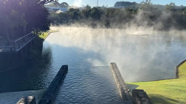 paisagem com geada e nevoa no lago pela manha 