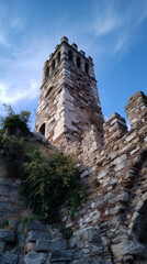 Obraz premium An ancient stone tower of a historic fortress against a blue sky