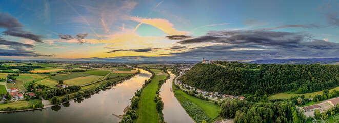 Sonnenuntergang über dem Fluss mit Blick auf die Hügel und Felder in der ländlichen Umgebung