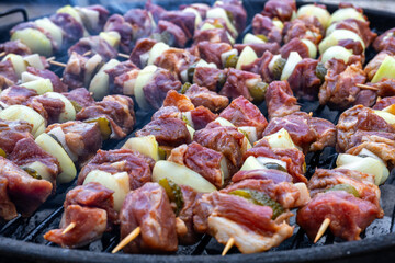 Leckere Schaschlikspieße auf einem Holzkohlegrill