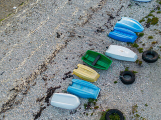 Boote bei Ebbe in der le Baie de Pempoul in St. Pol de Leon, Bretagne