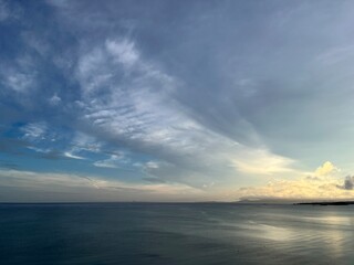 Obraz premium 6月の沖縄。夕暮れ時の海と空