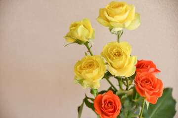 黄色とオレンジ色のバラ