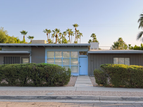 Palm Springs Mid-Century Modern Flat-Roof Home