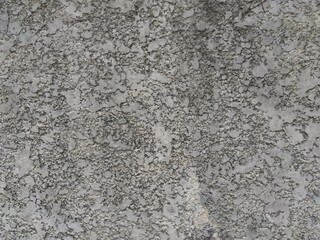 古くて汚れた白い石塀