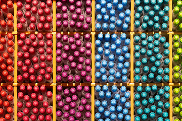 Colorful pens organized in a grid pattern. ideal for backgrounds, education, office supplies, or...