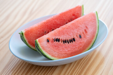 ナチュラルな雰囲気とシンプルなスイカのイメージ