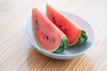 ナチュラルな雰囲気とシンプルなスイカのイメージ