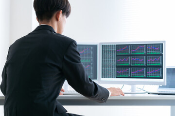投資をする若いビジネスマン