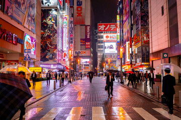 雨上がりの秋葉原駅、賑やかなな秋葉原駅前電気街