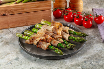 Boiled asparagus with roasted bacon