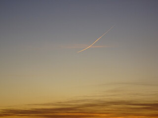 [Spain] Orange contrails illuminated by the setting sun (Granada)