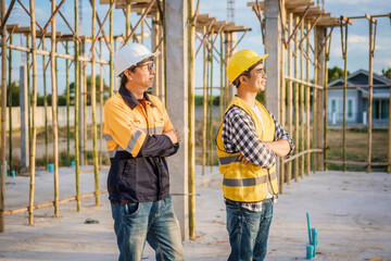 Fototapeta premium An elderly engineer and a middle-aged man at a construction site engage in a serious discussion one placing shoulder, symbolizing guidance, mentorship, and on-site professional collaboration