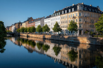 Naklejka premium stunning symbolic urban landscape of copenhagen featuring iconic architecture and serene canals