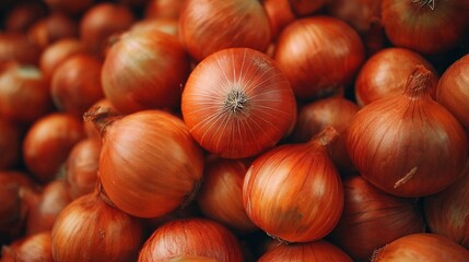 Obraz premium Fresh red onions piled together at a vibrant market during the morning hours