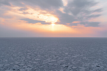 知床のプユニ岬から眺めるオホーツク海の流氷と夕日 © kino