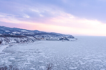 知床のプユニ岬から眺めるオホーツク海の流氷と夕日 © kino