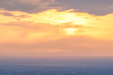 Fototapeta premium 知床のプユニ岬から眺めるオホーツク海の流氷と夕日