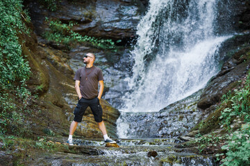 Obraz premium A man hiking through the mountains embraces adventure, surrounded by rugged trails, fresh air, and breathtaking views.