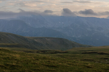Naklejka premium The Carpathian Mountains in Romania are a majestic mountain range, rich in wildlife, forests, and breathtaking landscapes.