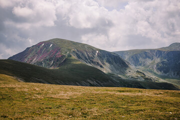 Fototapeta premium The Carpathian Mountains in Romania are a majestic mountain range, rich in wildlife, forests, and breathtaking landscapes.