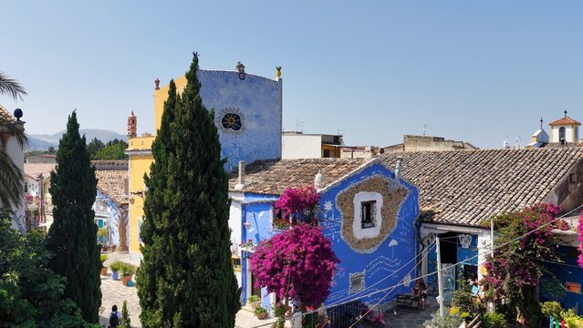 Borgo Parrini, Palermo, Sicilia, Italia - 06/15/2025: Case dipinte dell'antico Borgo detto anche la Barcellona di Partinico.
Ripresa aerea con drone di Borgo Parrini, meta turistica della Sicilia.