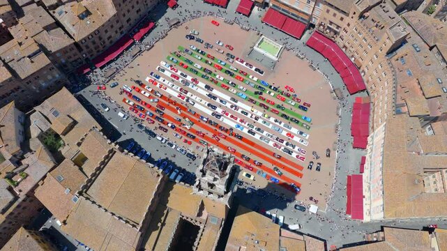 Siena, Toscana, Italia - 06/18/2025: Auto d'epoca esposte in Piazza del Campo durante la competizione MilleMiglia.
Vista aerea delle auto storiche nella Piazza del centro di Siena.