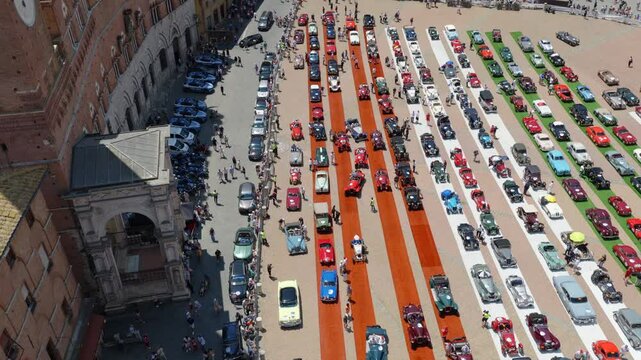 Siena, Toscana, Italia - 06/18/2025: Auto d'epoca esposte in Piazza del Campo durante la competizione MilleMiglia.
Vista aerea delle auto storiche nella Piazza del centro di Siena.