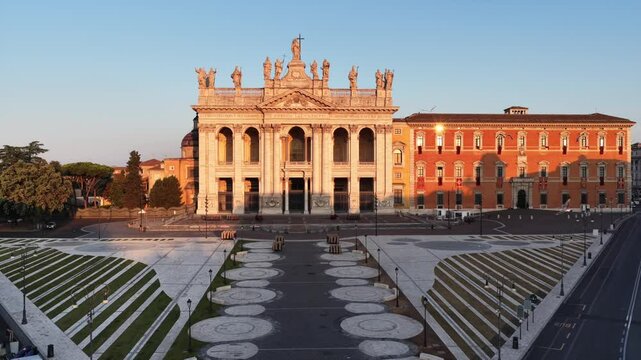 La basilica di San Giovanni in Laterano e le statue dei santi. Roma, Italia.
Vista aerea delle statue dei santi sul tetto della basilica di San Giovanni in Laterano a Roma.