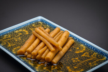 黒酢で漬けられたごぼうの甘酢漬け