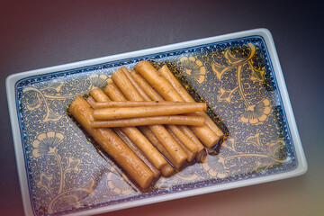 黒酢で漬けられたごぼうの甘酢漬け