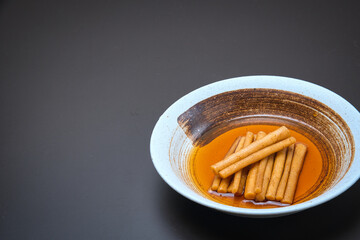 黒酢で漬けられたごぼうの甘酢漬け