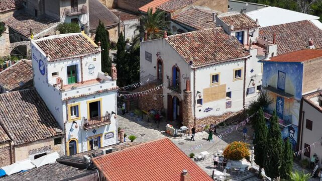 Borgo Parrini, Palermo, Sicilia, Italia - 06/15/2025: Case dipinte dell'antico Borgo detto anche la Barcellona di Partinico.
Ripresa aerea con drone di Borgo Parrini, meta turistica della Sicilia.